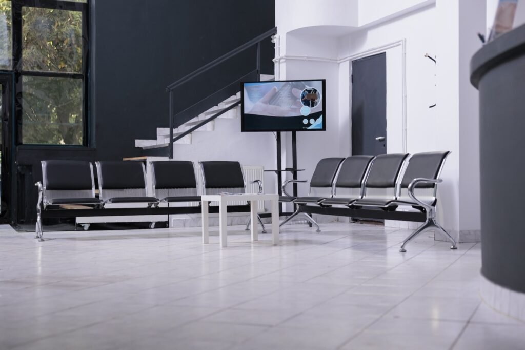 De lichte entree van de kliniek