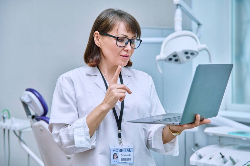 Woman doctor holds laptop in hospital office 2026 01 07 06 00 11 utc bij Trail Verwijskliniek